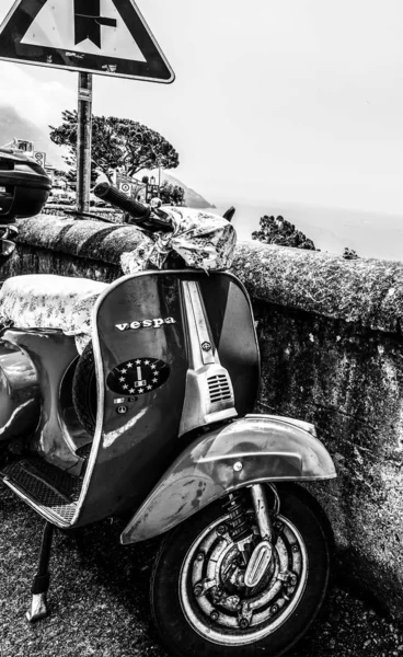 Nahaufnahme eines in der Strandpromenade von Positano geparkten Vespa-Motorrollers — Stockfoto