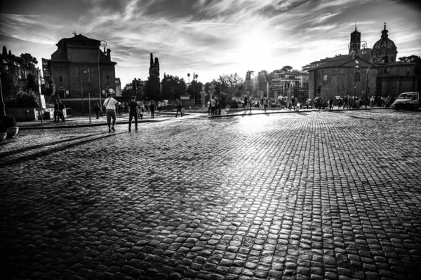 Lidé na Via dei Fori Imperiali v Římě — Stock fotografie