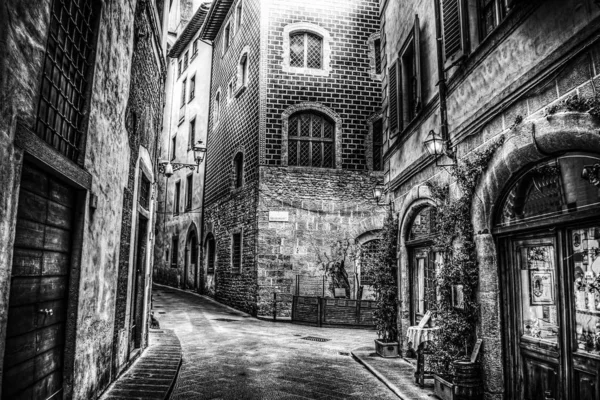 Gyönyörű keskeny utca Firenzében fekete-fehér — Stock Fotó