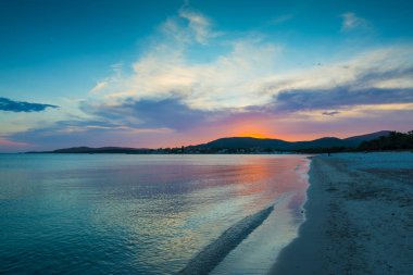 Alghero 'da gün batımında mavi ve turuncu gökyüzü