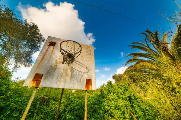 Antiguo aro de baloncesto en un patio trasero residencial — Foto de Stock