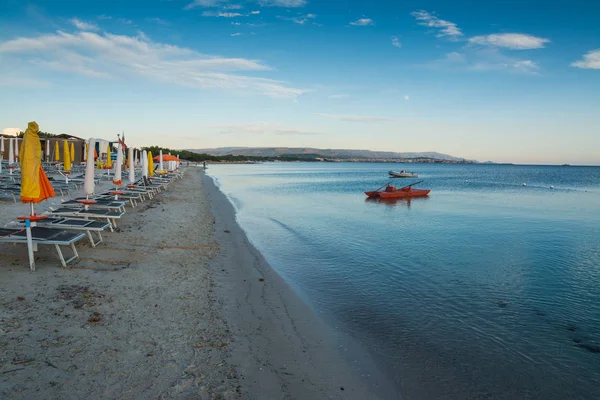 Gün batımında Alghero sahilinde cankurtaran botu. — Stok fotoğraf