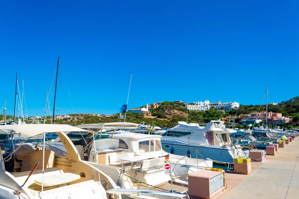 Fila di yacht di lusso nel porto di Porto Cervo — Foto Stock