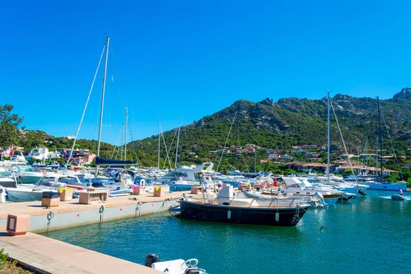 Güneşli bir günde Porto Cervo limanında lüks yatlar — Stok fotoğraf