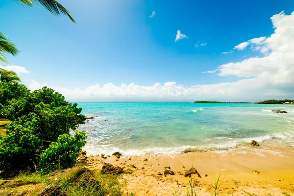 Färgglada stranden i Le Gosier i Guadeloupe — Stockfoto