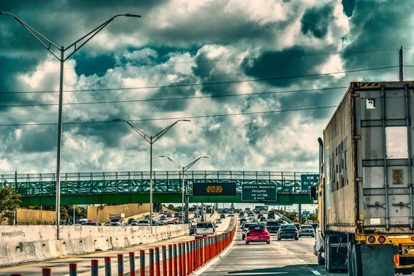 Chmurne niebo nad autostradą w Miami — Zdjęcie stockowe
