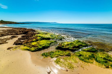Güneşli bir günde Le Bombarde plajı