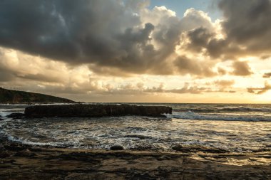Alghero shore adlı günbatımı üzerinde kara bulutlar