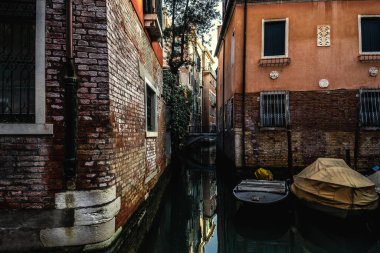 Venedik 'te dar bir kanalda eski binalar