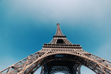 Dünyaca ünlü turne Eiffel aşağıdan görüldü