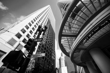 San Francisco şehir merkezindeki gökdelenler siyah beyaz