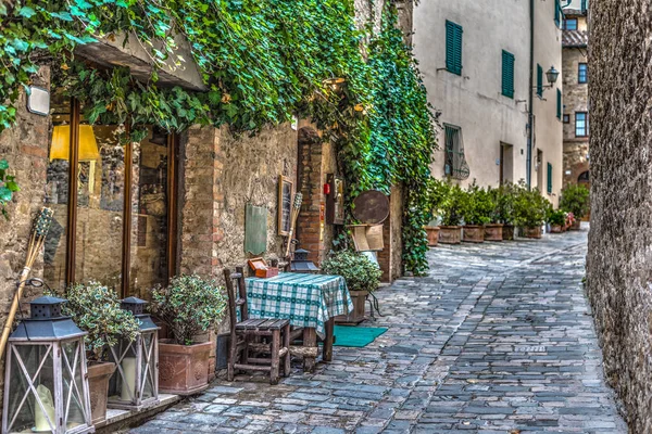 Узкая улица в маленьком городке в Тоскане — стоковое фото