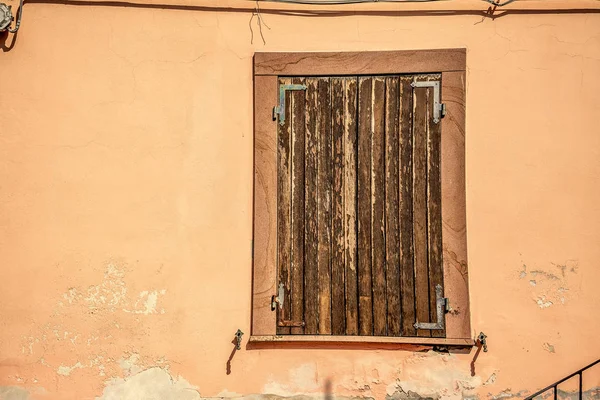 意大利橙色墙上的木制百叶窗 — 图库照片