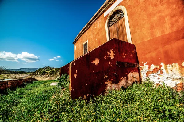 Verlaten huis op het platteland — Stockfoto