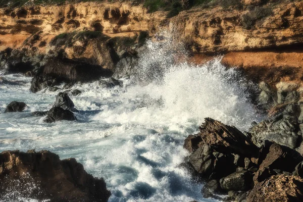 Golf crasht tegen rotsachtige kust van Alghero — Stockfoto