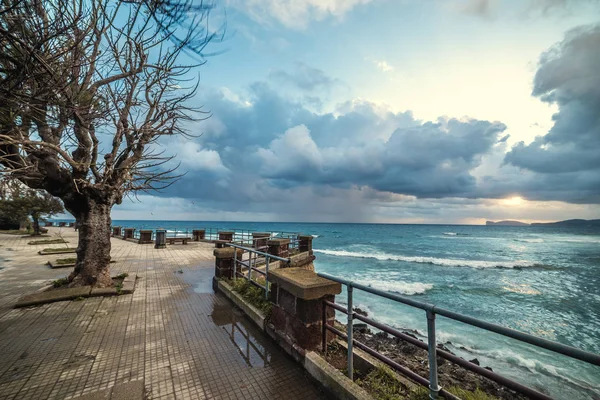 Donkere wolken boven Alghero kust bij zonsondergang — Stockfoto