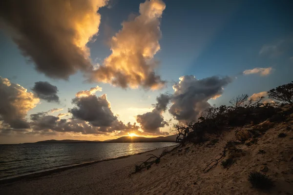 Cloudy sky over Alghero sandy shore at sunset — Stock Photo, Image