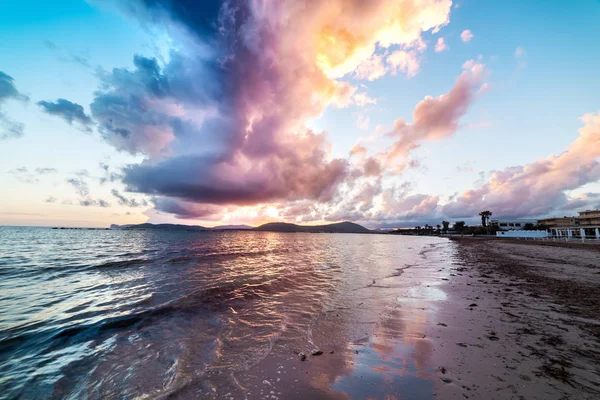 Rosa och blå himmel över Alghero vid solnedgången — Stockfoto