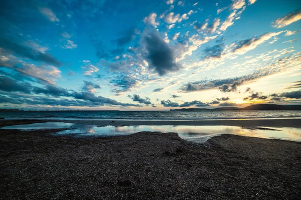 Reflektion i Alghero strand vid solnedgången — Stockfoto