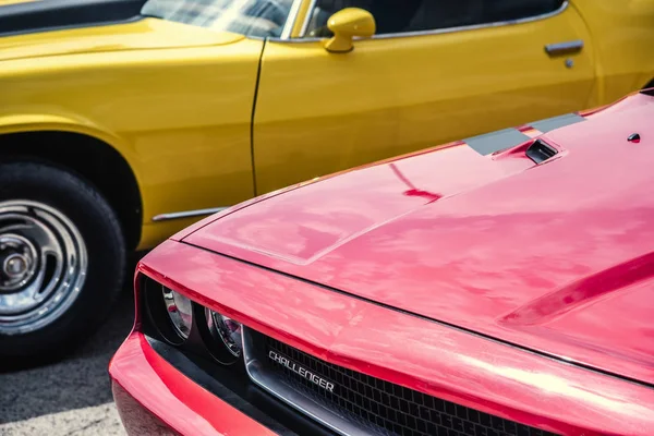 Primo piano di una Dodge Challenger R / T rossa all'American Motor Festiva — Foto Stock