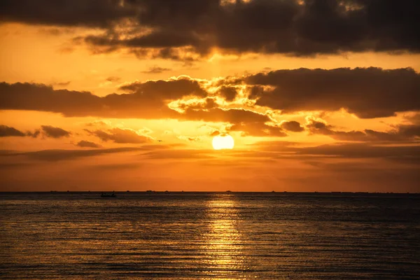 Soleil brille sur le rivage d'Alghero au coucher du soleil — Photo