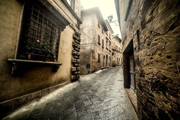 Vicolo stretto in un piccolo villaggio in Toscana — Foto Stock