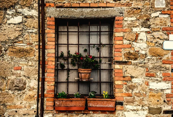 Fenêtre rustique dans un vieux mur de Toscane — Photo