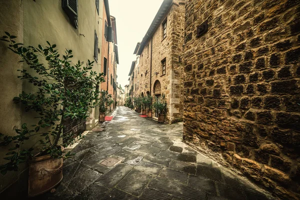Beco estreito em uma pequena cidade na Toscana — Fotografia de Stock