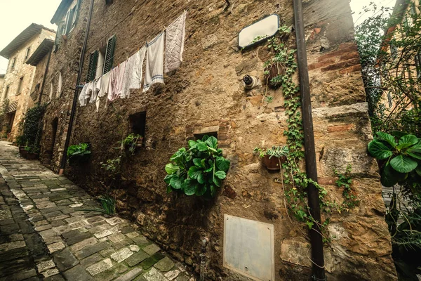 Stare budynki w wąskiej uliczce w Toskanii — Zdjęcie stockowe