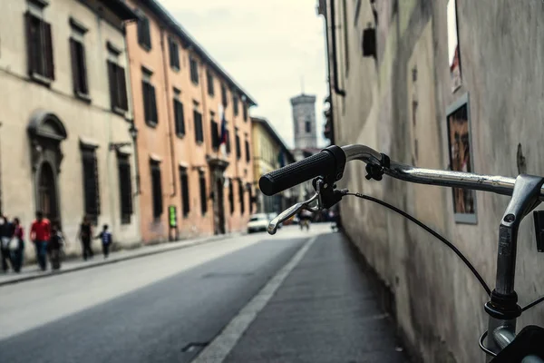 Zbliżenie kierownicy roweru we Włoszech — Zdjęcie stockowe