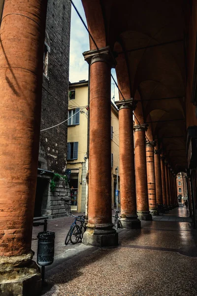 Arcade orange à Bologne — Photo