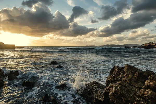 Mare agitato ad Alghero costa rocciosa al tramonto — Foto Stock