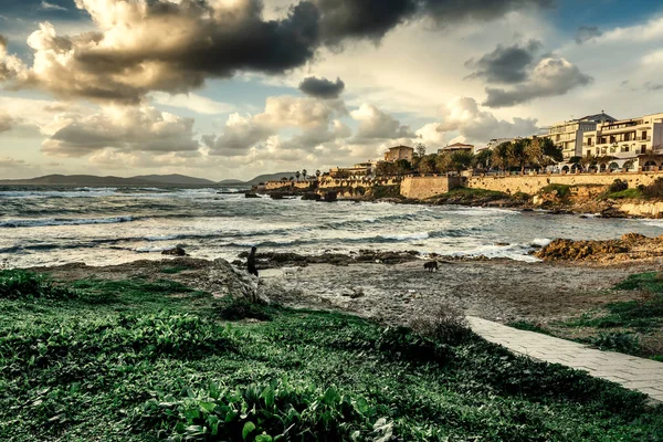 Nuvens escuras em frente ao mar de Alghero ao pôr-do-sol — Fotografia de Stock