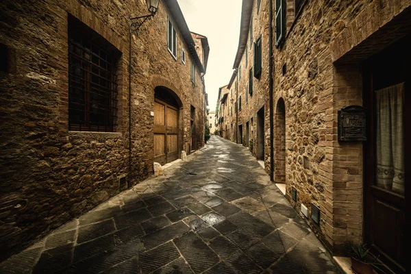 Enge Gasse in der Toskana — Stockfoto