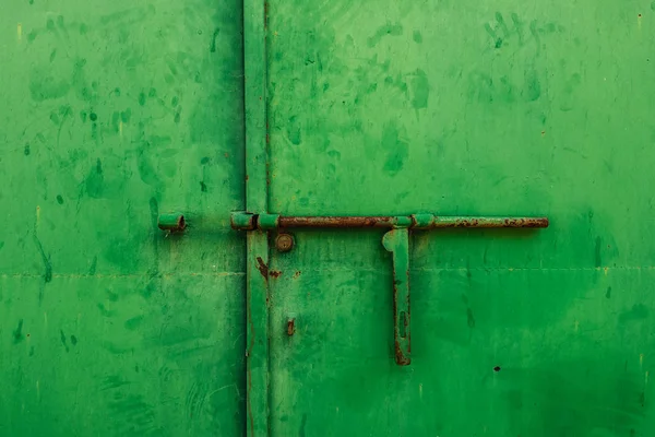 Nahaufnahme eines Riegels an einer grünen Metalltür — Stockfoto