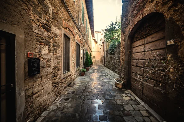 Узкая аллея в маленьком городке в Тоскане — стоковое фото