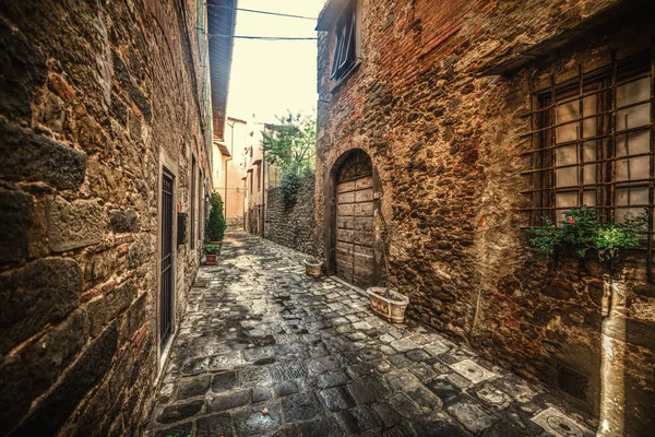 Pintoresco callejón en un pequeño pueblo en Toscana — Foto de Stock