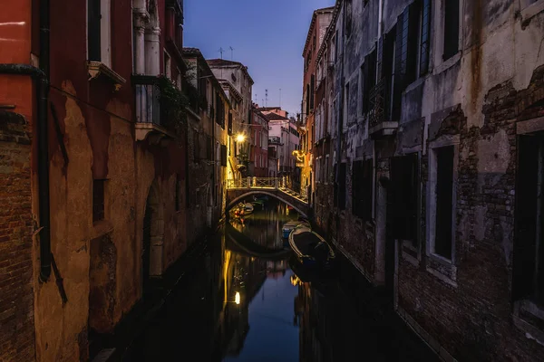 Kanal sempit di Venesia pada malam hari — Stok Foto