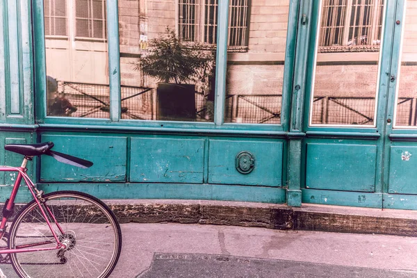Dřevěná výkladní skříň a kolo v sousedství Montmartre — Stock fotografie