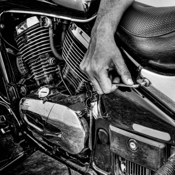 Homme réparant une moto classique en hdr en noir et blanc — Photo