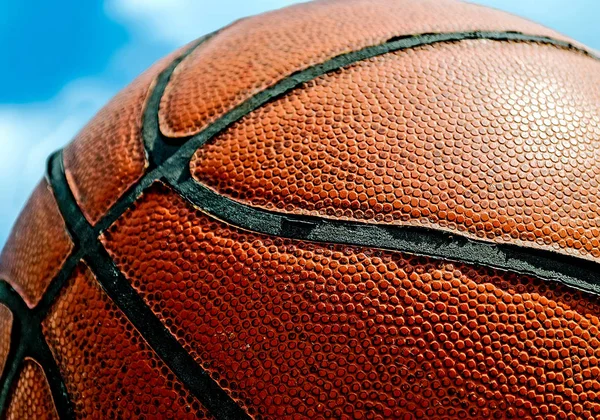 Basketball under the sky — Stock Photo, Image