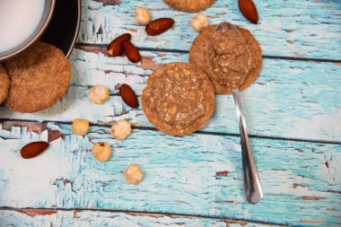 Fıstık ezmesi ve tahıllı kurabiyeler afro bir masada.