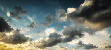 karanlık bulutlar ve parlak güneş batımında