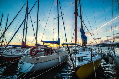 Gün batımında Alghero limanında açık bir gökyüzünün altında