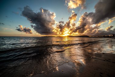 Gün batımında Alghero denizi üzerinde dramatik gökyüzü