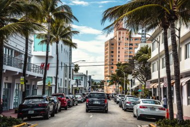 Güneşli bir günde Miami Plajı 'nda trafik