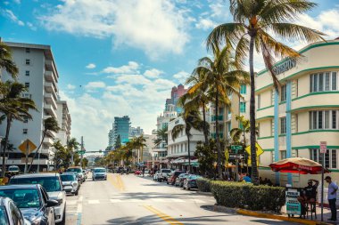 Güneşli bir günde Miami Plajı 'ndaki insanlar