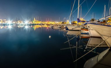 Açık bir gecede Alghero limanında tekneler