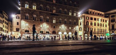 Geceleri Floransa 'daki Piazza della Signoria' daki insanlar