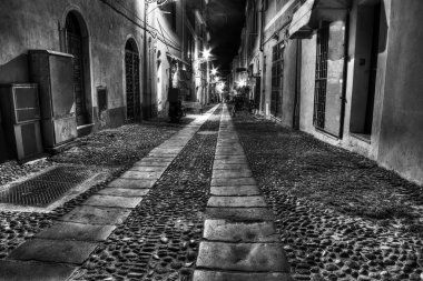 Alghero 'nun dar sokakları Geceleyin siyah ve beyaz